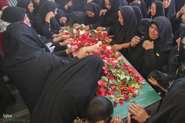 استقبال روستائیان شیراز از شهید گمنام