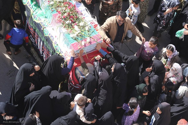 استقبال روستائیان شیراز از شهید گمنام