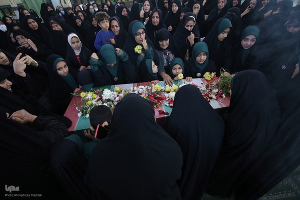 استقبال روستائیان شیراز از شهید گمنام