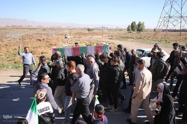 استقبال روستائیان شیراز از شهید گمنام