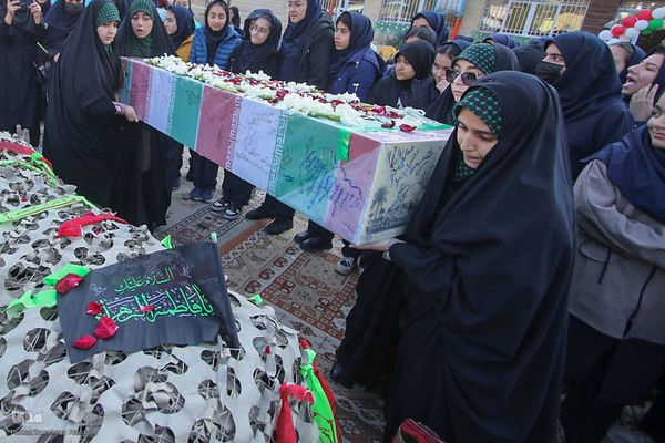 میزبانی دانش آموزان شیرازی از شهدای گمنام