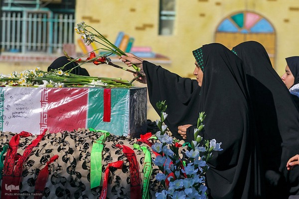 میزبانی دانش آموزان شیرازی از شهدای گمنام