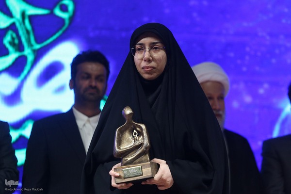 طاهره کوهکن از بخش روایت به عنوان چهره برتر سال هنر انقلاب اسلامی استان فارس
