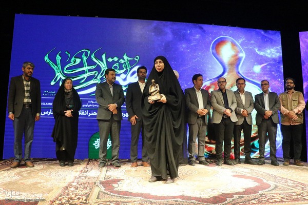 طاهره کوهکن از بخش روایت به عنوان چهره برتر سال هنر انقلاب اسلامی استان فارس