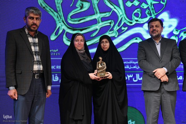 نفر دوم از سمت راست طاهره کوهکن از بخش روایت به عنوان چهره برتر سال هنر انقلاب اسلامی استان فارس