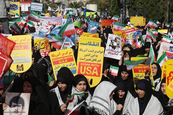 اجتماع دانش آموزان شیرازی در یوم‌الله ۱۳ آبان