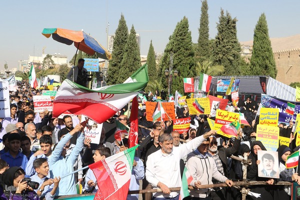 اجتماع دانش آموزان شیرازی در یوم‌الله ۱۳ آبان