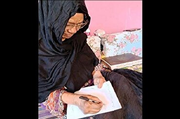 76 वर्षीय मिस्र की महिला का कुरआन पढ़ने का सपना पूरा हुआ 