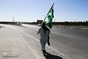 Para Peziarah Berjalan Kaki ke Masyhad Menjelang Hari Syahadah Imam Ridha (as)