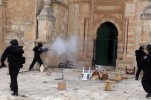 Coloni e soldati israeliani assaltano Al-Aqsa, decine i feriti