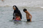Nizza, obbligata dai poliziotti a togliere il burkini in spiaggia