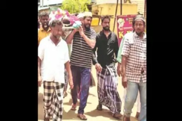 India: musulmani aiutano a tenere funerale di un uomo indù solitario