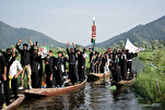 Upacara Berkabung Tradisional di Atas Bot di Kashmir