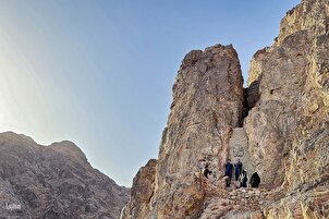 Mlima Uhud: Msikiti wa Fasah na Pango la Uhud
