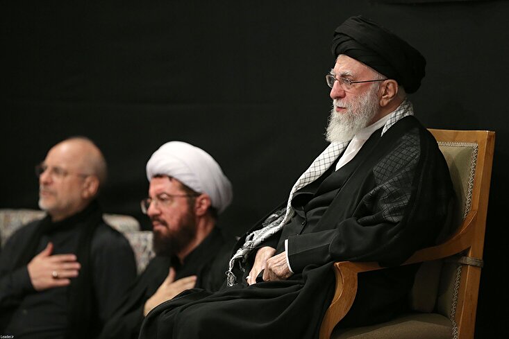 Ayatullah Khamenei ahudhuria majlisi ya maombolezo ya usiku wa Ashura mjini Tehran