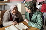 Kadınlar Köy Yaşam Merkezindeki kursta Kur'an-ı Kerim öğreniyor