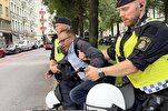 İsveç'te Kur'an-ı Kerim yakılmasına karşı çıkan kişiye polis müdahale etti