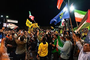 ایرانی عوام «وعده صادق ۲» پر خوشی مناتے ہوئے