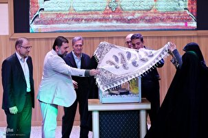 علی‌نقی الاصفهانی  کی خطاطی میں دیدہ زیب قرآنی نسخے کی نمائش