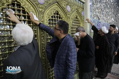 غبارروبی مضجع شریف کریمه اهل بیت توسط جامعه قرآنی کشور